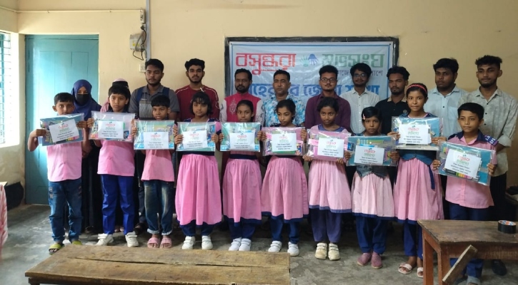 শিক্ষার্থীদের শিক্ষা উপকরণ দিল বসুন্ধরা শুভসংঘ
